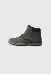 Botine gri din piele cu guler căptușit negru, vârf rotund, talpă de cauciuc și cusături contrastante. Dispune de branding pe lateral.