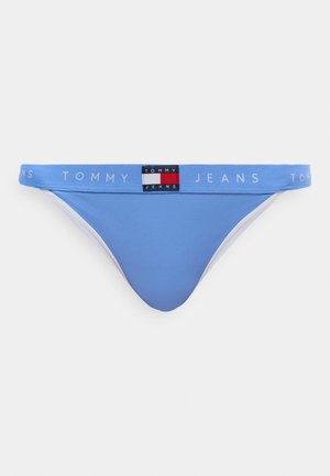 Bas de bikini Tommy Jeans bleu clair avec doublure intérieure blanche et ceinture de marque arborant un écusson avec le logo Tommy Jeans au centre devant.