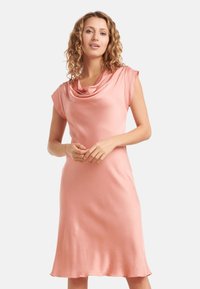 Helles rosa ärmelloses Kleid mit drapierter Cowl-Ausschnitt, glatter Textur, knielangem Saum und lockerem Schnitt.