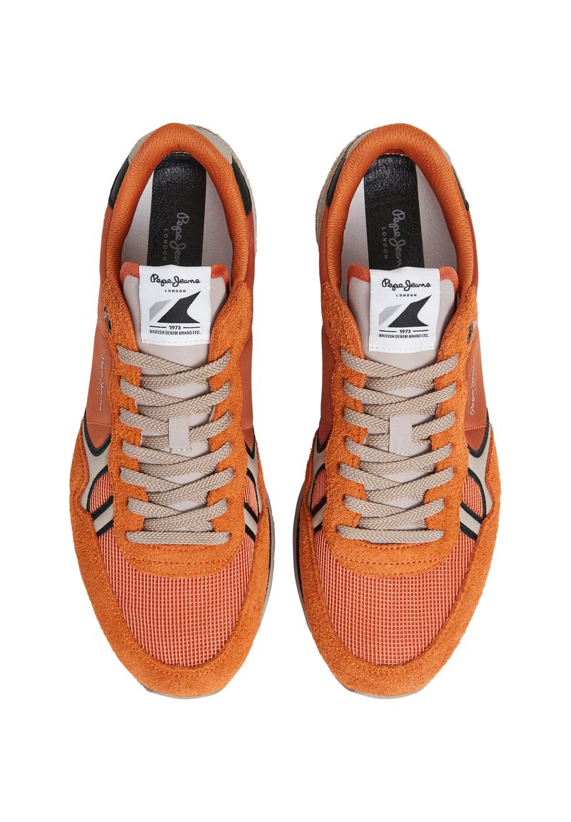 Zapatillas naranja y beige con una parte superior de malla y ante, que presentan una suela texturizada, acentos negros en contraste y cordones beige.