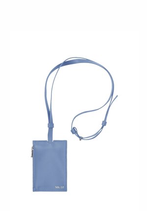 Portafoglio da collo in pelle azzurro chiaro con zip sul lato e tracolla regolabile, marchiato "NN. 07" nell'angolo inferiore.