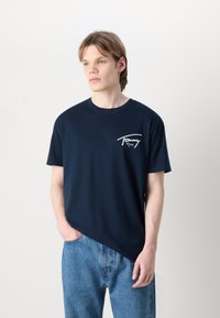 Tommy Jeans SIGNATURE TEE - T-shirt estampada - dark night navy