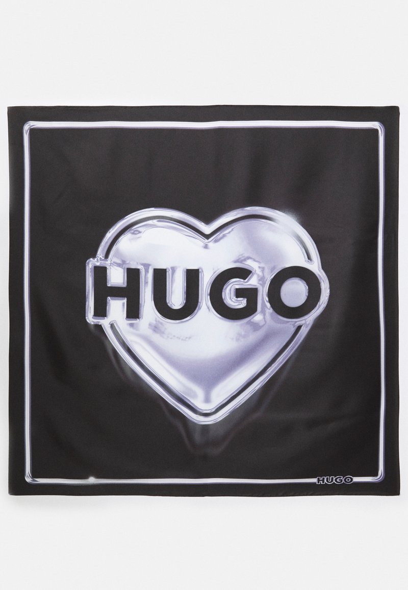 Zwarte sjaal met een glanzende, metallic hartvorm en het woord "HUGO" in vette witte letters. Omrand door een dunne witte rand.