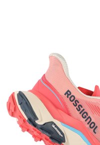 Różowe siatkowe buty sportowe z beżową podeszwą, granatowymi akcentami i teksturowanym wzorem. Posiadają zaokrąglony obcas oraz logo po boku.