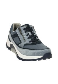 Grijze sport schoen van suede en mesh materialen. Kenmerkt zich door een vetersluiting, een zijrits en een gewatteerde witte en marineblauwe zool voor grip.