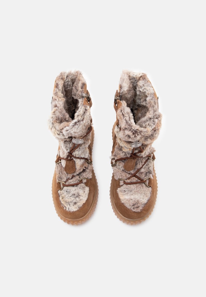 Paire de bottes d'hiver marron avec une doublure épaisse en fourrure douce et un laçage sur le devant, vues de dessus sur un fond blanc uni.