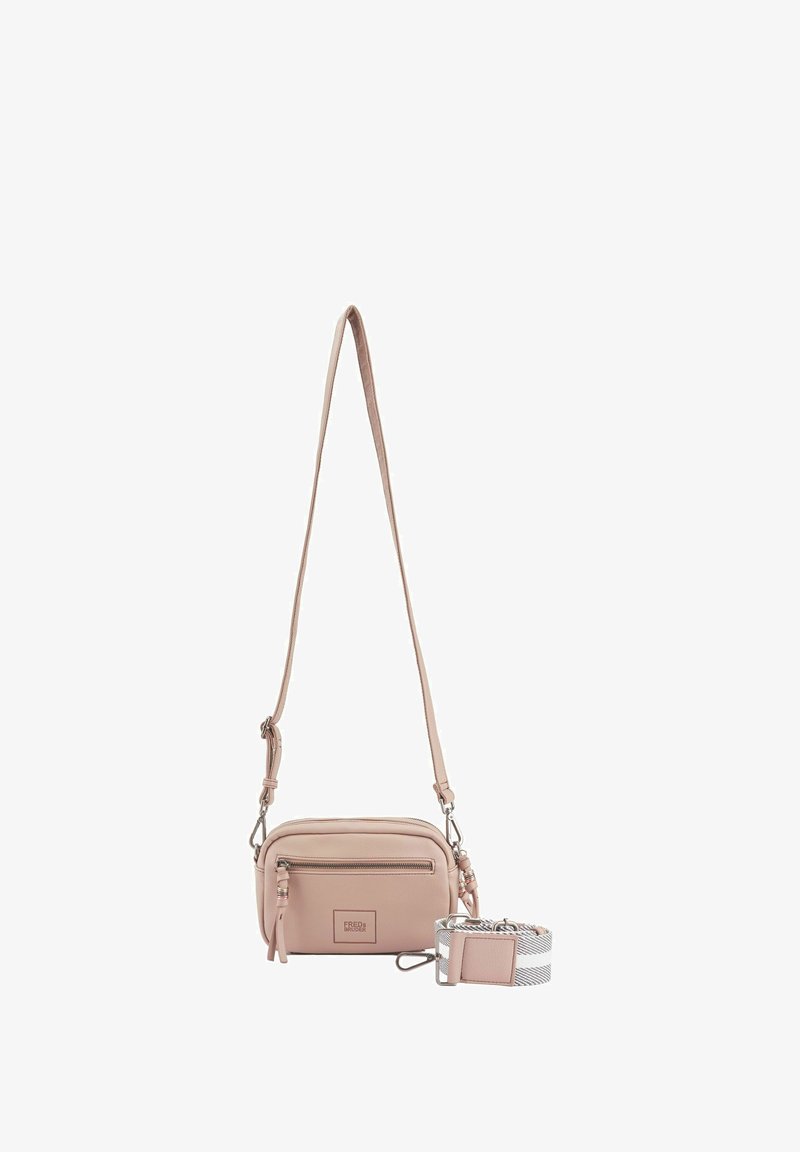 Borsa a tracolla rosa chiaro in pelle, dotata di scomparto con zip, tracolla regolabile e una tracolla decorativa removibile con accenti in argento.