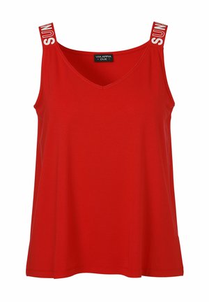 Rode mouwloze tanktop met een V-hals. Voorzien van brede banden met de tekst "SUN", vervaardigd uit zachte stof en een ontspannen pasvorm.