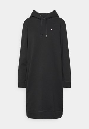 Długa czarna sukienka z kapturem typu sweatshirt z troczkiem, długie rękawy i małe logo na lewym boku klatki piersiowej.