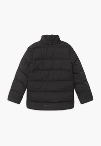 Doudoune noire avec un col haut, design rembourré et coutures visibles. Présente des boutons au niveau du cou et un logo à l'ourlet.