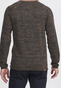 Langarm-Strickpullover in Schwarz- und Brauntönen mit melierter Textur, ausgestattet mit einem Rundhalsausschnitt sowie kontrastierenden Rippbündchen und Saum.