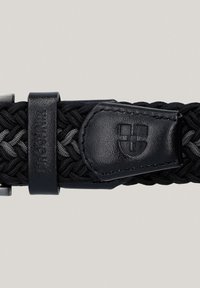Czarny pleciony pasek z gładkim akcentem z czarnej skóry z logo, srebrną metalową klamrą oraz teksturowanym wzorem na całej długości paska.