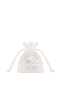 Bijela platnena vrećica na vezanje s glatkom teksturom, koja sadrži otisnuti srebrni logo "CHIC by LIRETTE" i dizajn sunčevog zraka.