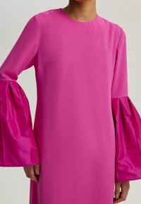 Touché Privé SLEEVE DETAILED - Maksikleit - fuchsia