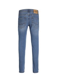 Smalpassande blå denimjeans med bakfickor och en brun läderpatch från Jack & Jones på midjan.