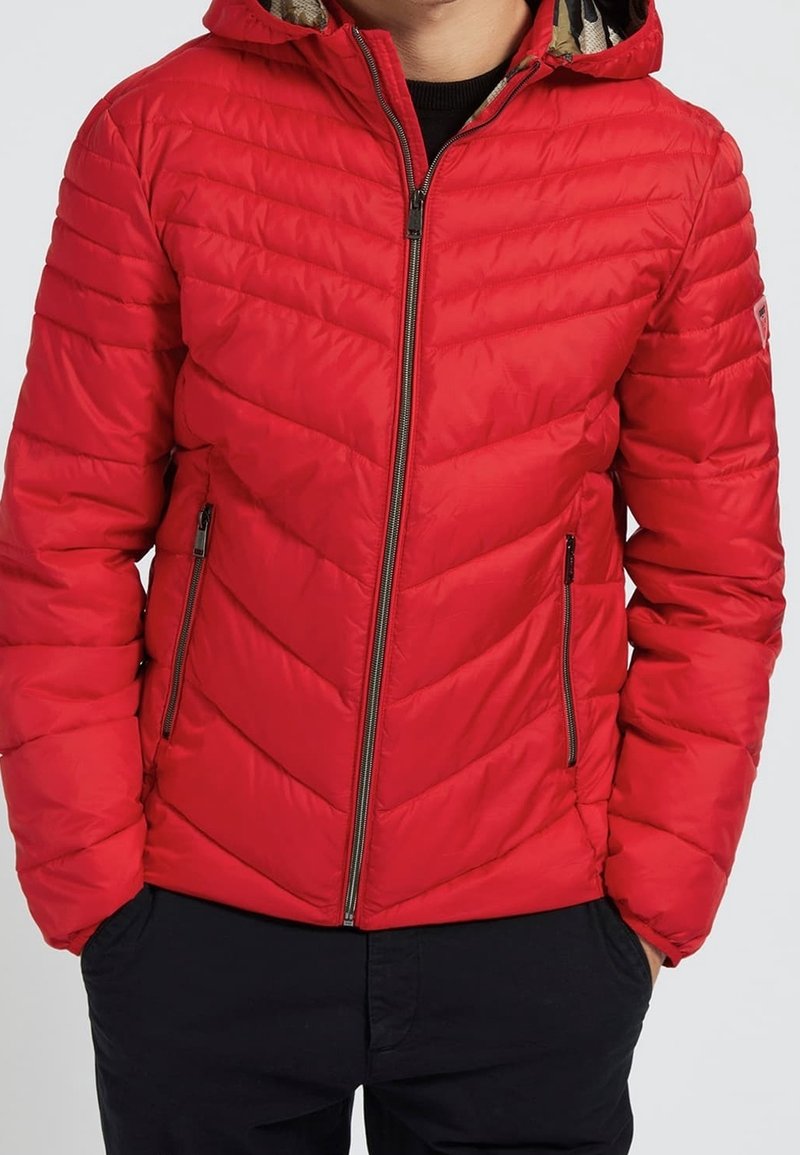 Rote Daunenjacke mit Kapuze, mit Zickzack-Steppung, zwei vorderen Reißverschlusstaschen und einem kontrastierenden gemusterten Futter.