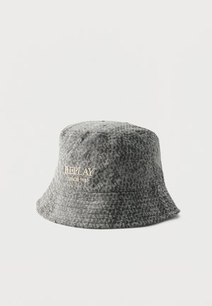 Sombrero tipo bucket gris con textura, con "REPLAY SINCE 1981" bordado en beige en la parte frontal, mostrado sobre un fondo blanco liso.