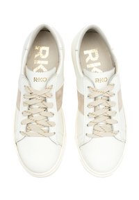 Par belih usnjenih superg s bež semiš trakovi na straneh in bež vezalkami, z zlatim napisom "RKO" na jezičku in vložku.