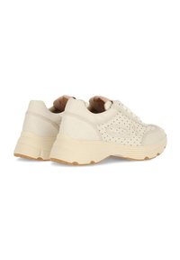 Zapatillas deportivas de un tono beige claro con malla texturizada y acentos perforados. Suela gruesa y acolchada con cordones color crema. Punta redondeada y diseño de corte bajo.