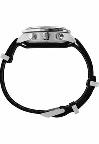 Sidet kig på et rustfrit stålarmbåndsur med sort stofrem og to trykknapper på hver side af en rillede krone.