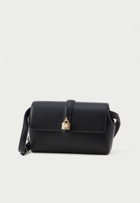 Borsa nera con design strutturato, materiale in similpelle liscia, ferramenta dorata e chiusura sicura. Include una tracolla regolabile.