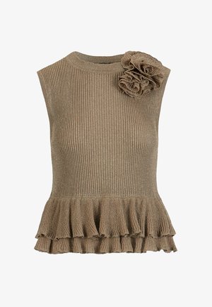 Mouwloos beige geribd gebreid topje met ronde halslijn, decoratieve stoffen bloem op de linkerschouder en gerimpelde randdetail.