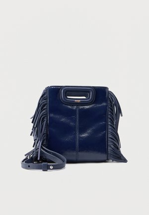 Marineblauwe faux leren tas met franjes, gestructureerde vorm, bovenhandvat en verstelbare riem. Glanzende afwerking met goudkleurige accenten.