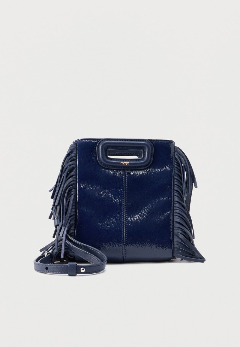 Taška z tmavomodrej koženkovej kože s detailmi strapcov, štruktúrovaným tvarom, vrchným uchom a nastaviteľným popruhom. Lesklý povrch s akcentmi v zlatej farbe.