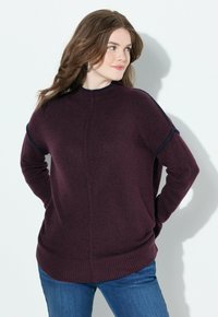Maglione pullover bordeaux con una vestibilità comoda, caratterizzato da un collo rotondo e bordo blu navy sulle maniche, texture morbida e fondo a coste.