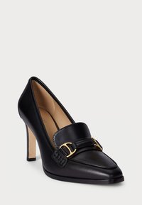 Črne visoke čevlje s pointed toe, usnjeni material, usnjena zaponka z zlatim zaponko in teksturirana podrobnost na strani.