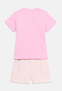 Παιδικό σετ δύο τεμαχίων με ροζ κοντομάνικο μπλουζάκι και ροζ σορτς με ελαστική μέση, φωτογραφημένο από πίσω.