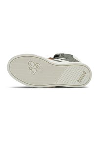 Gröna och vita sneakers med en texturerad gummisula, justerbart rem och varumärkeslogotyp på sidan, med ett slätt övre material.