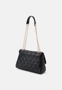Sac à main matelassé noir avec un motif géométrique, muni d'une chaîne en or et d'accents en cuir. Forme rectangulaire, texture douce.