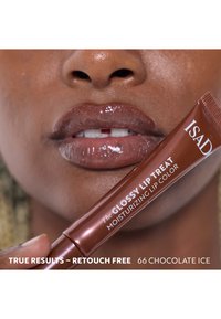 Ruskea huultenhoitotuubi, jossa kiiltävä viimeistely. Etiketissä lukee "The Glossy Lip Treat" ja sävy "66 Chocolate Ice." Huulilla on kiiltävä, ruskeasävyinen sävy.