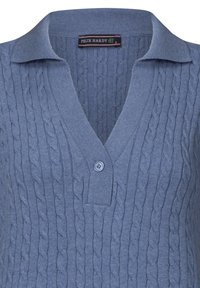 Pull en tricot bleu avec un col en V, texture côtelée et motif en relief. Dispose d'une fermeture à boutons et d'un design à col. Étiquette de marque visible.