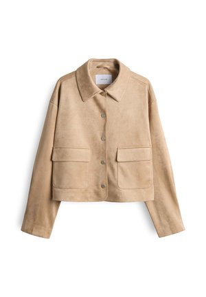 Giacca in suede beige con colletto, dotata di due tasche frontali, chiusura a bottone e maniche lunghe, che presenta una superficie liscia e un design cropped.