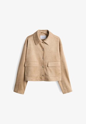 Veste en daim beige avec un col, dotée de deux poches avant, d'une fermeture à boutons et de manches longues, mettant en avant une texture lisse et un design cropped.