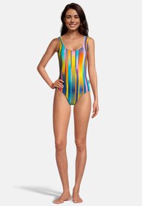 Maillot de bain une pièce avec des rayures verticales dans des couleurs vives de bleu, rose, jaune et orange ; fabriqué à partir d'un tissu lisse et extensible.