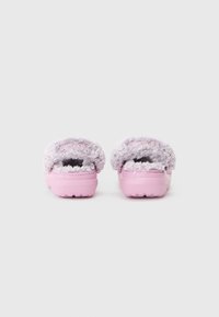 Rosa Crocs Clogs mit flauschigem hellgrauem Fleece-Futter, das von hinten sichtbar ist, Markenname auf den umklappbaren Fersenriemen gestickt.
