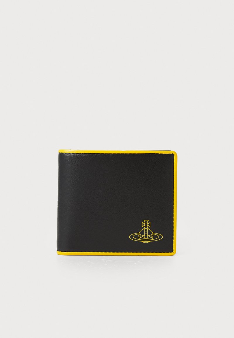 Carteira de couro preta com costura e detalhes amarelos, apresentando um design gráfico de uma espaçonave com anéis. Design compacto, de dobrar ao meio.