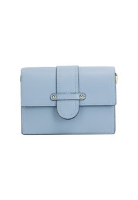 Helles blaues Lederportemonnaie mit einer runden Klappe, goldenen Beschlägen, schwarzer Naht und einfacher rechteckiger Form. Kompakt und mit glatter Textur.