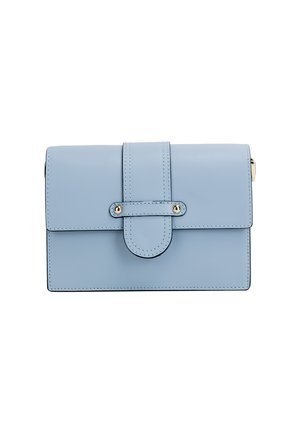 Helles blaues Lederportemonnaie mit einer runden Klappe, goldenen Beschlägen, schwarzer Naht und einfacher rechteckiger Form. Kompakt und mit glatter Textur.