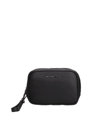 Petit sac à main rectangulaire en cuir noir avec lanière pour poignet et logo de la marque en argent centré sur le devant.