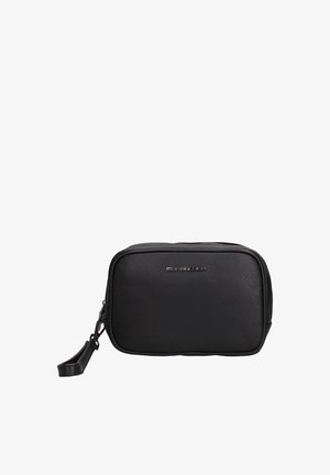 Piccolo clutch rettangolare in pelle nera con cinturino da polso e logo del marchio argentato al centro sul davanti.