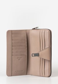 Interno di un portafoglio in pelle beige texturizzata con scomparti per carte, un compartimento sicuro per RFID e una chiusura con zip. Accenti notevoli includono una zip grigia.