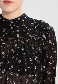 Second Female Blus - black