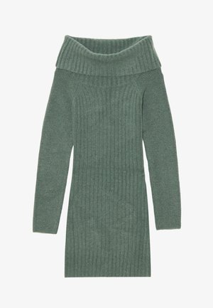 Geribbelde gebreide trui in zacht groen met een off-shoulder halslijn. Kenmerkend zijn de lange mouwen en de iets losse pasvorm. Gevarieerd textiel detail door het hele stuk.