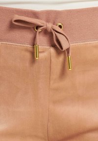 Juicy Couture DEL RAY GOLD HARDWARE  - Nohavice - cafe au lait