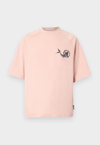 Lys rosa t-skjorte med korte ermer og rund hals, med en svart og fargerik grafisk design på venstre bryst.