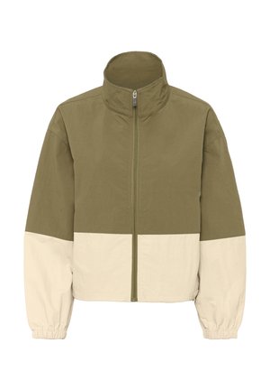 Jakna u svijetlo kaki i bež bojama s blokovima boja, s potpnim prednjim patentnim zatvaračem, visokim ovratnikom i elastičnim manžetama.